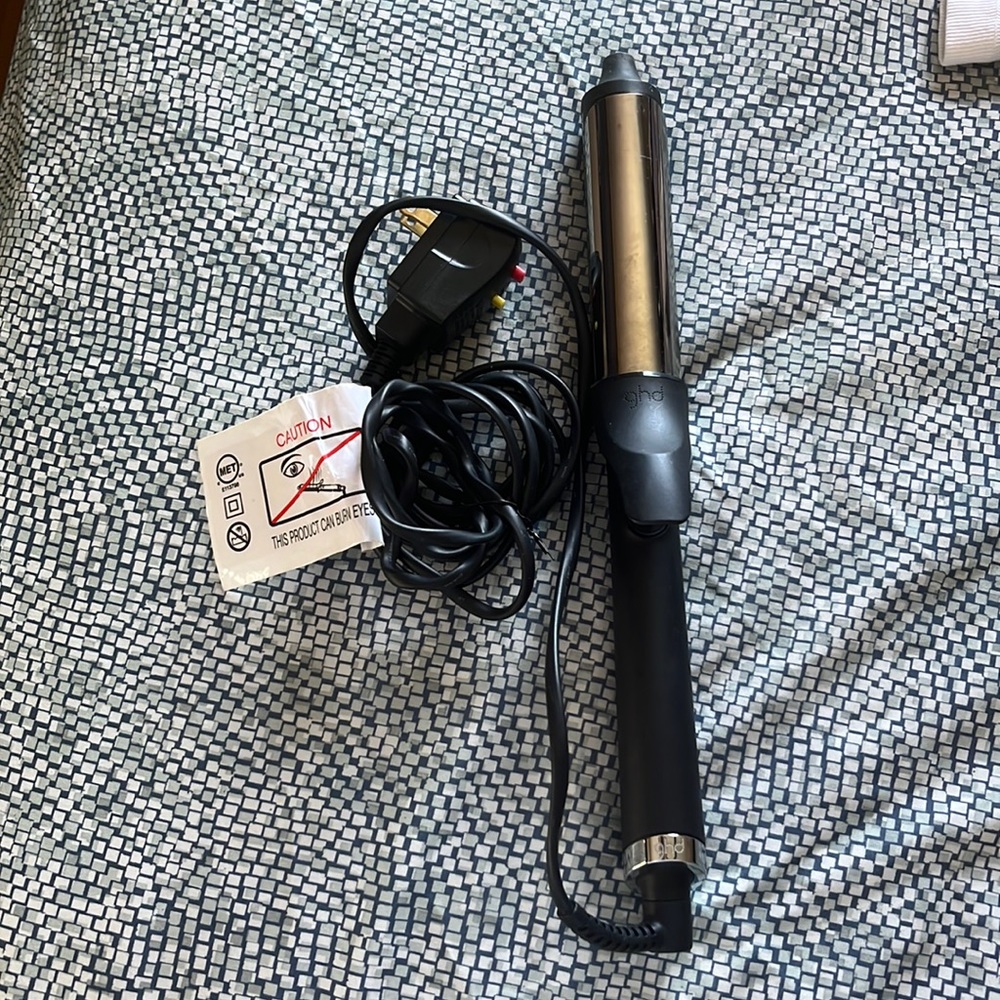 Like new! GHD 1” curling iron